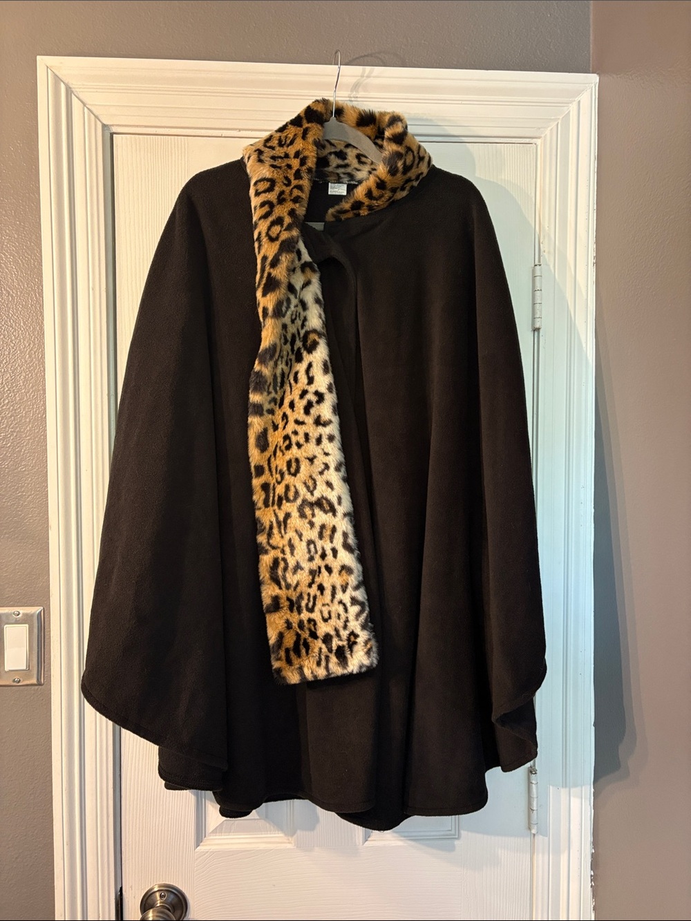 Capelli New York Black Fleece Cape Poncho Faux Fur Leopard Collar Scarf One Size